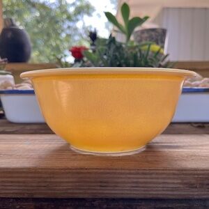 Vintage Pyrex Mixing Glass Bowl Pastel Creamy Yellow-Clear Bottom #322
